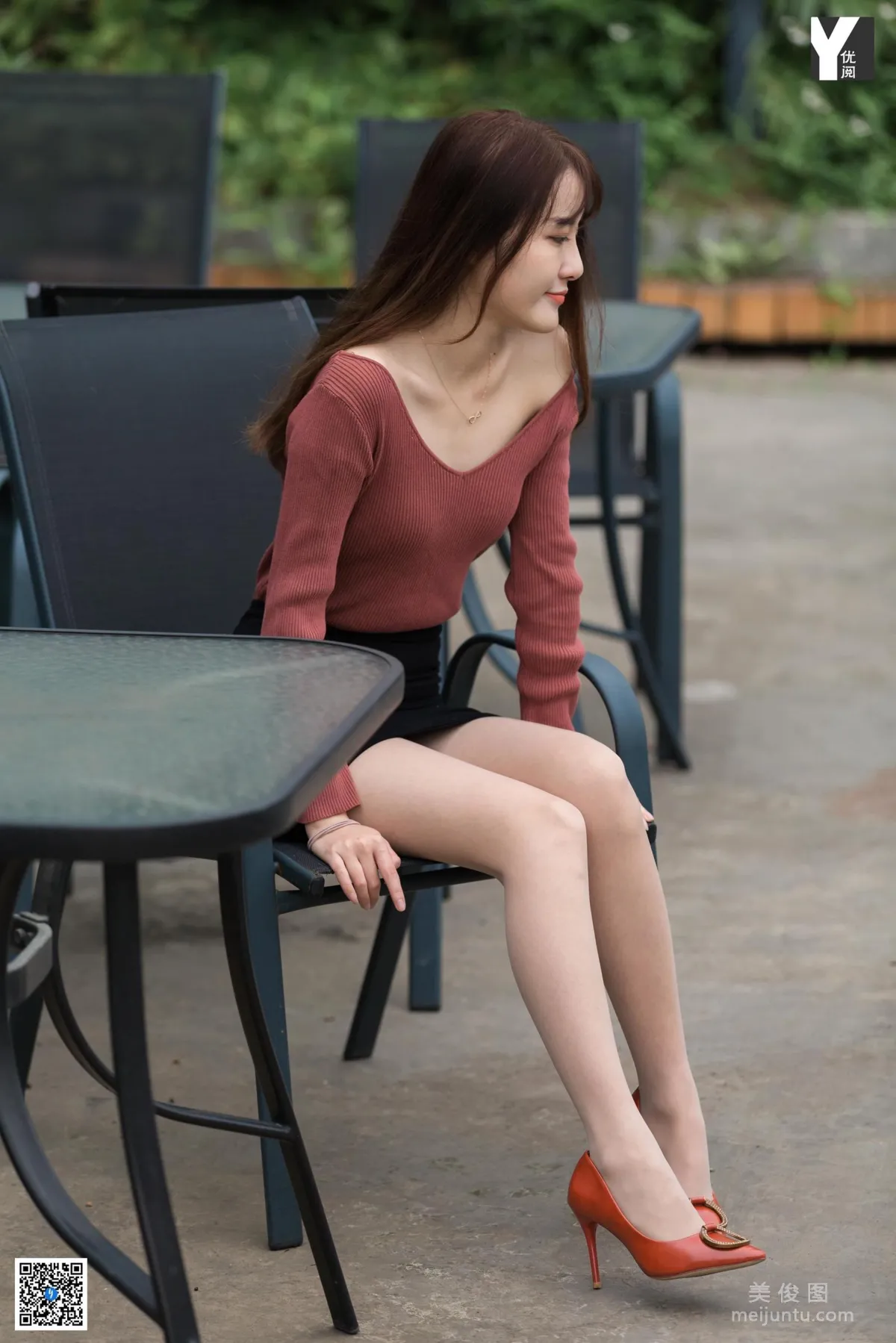 [異思趣向IESS] 模特 婉萍 《探密旋轉樓梯》 美腿絲足寫真集 28
