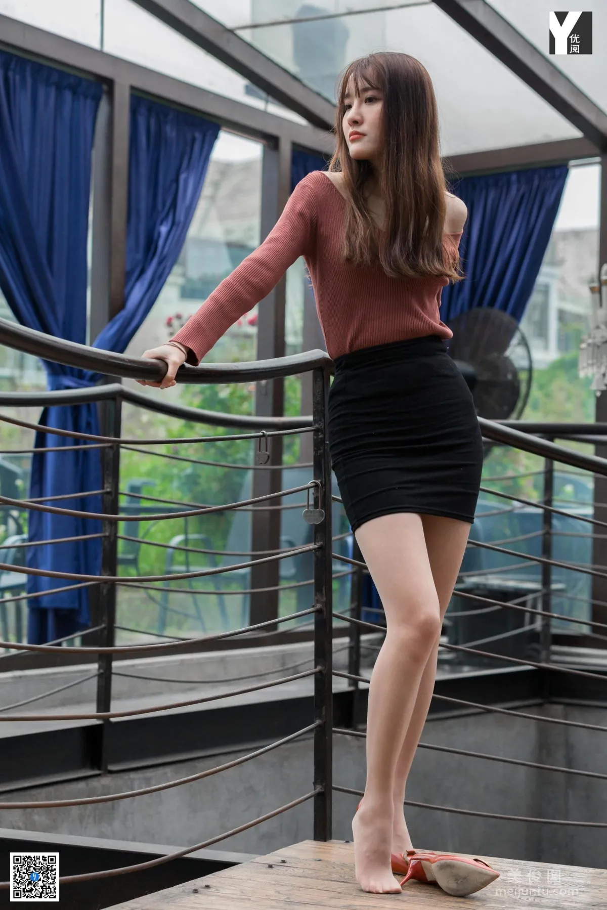 [異思趣向IESS] 模特 婉萍 《探密旋轉樓梯》 美腿絲足寫真集 27