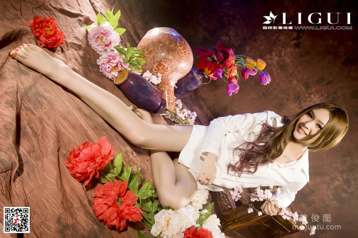Model 允兒《鮮花玉足》 [麗櫃Ligui] 寫真集 38