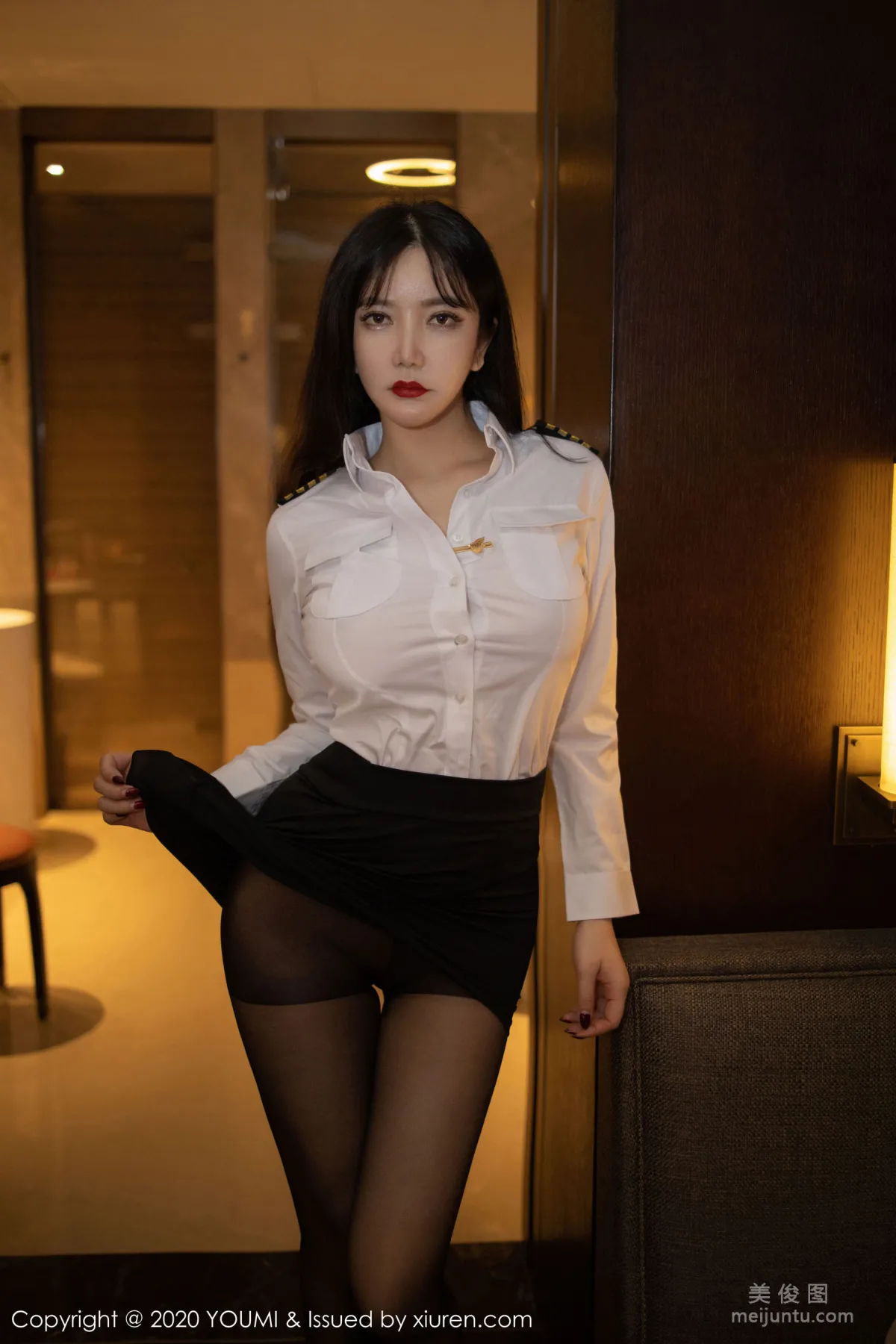 心妍小公主《白衬衫、超短裙与黑丝袜的女警制服》 [尤蜜荟YouMi] Vol.428 写真集1