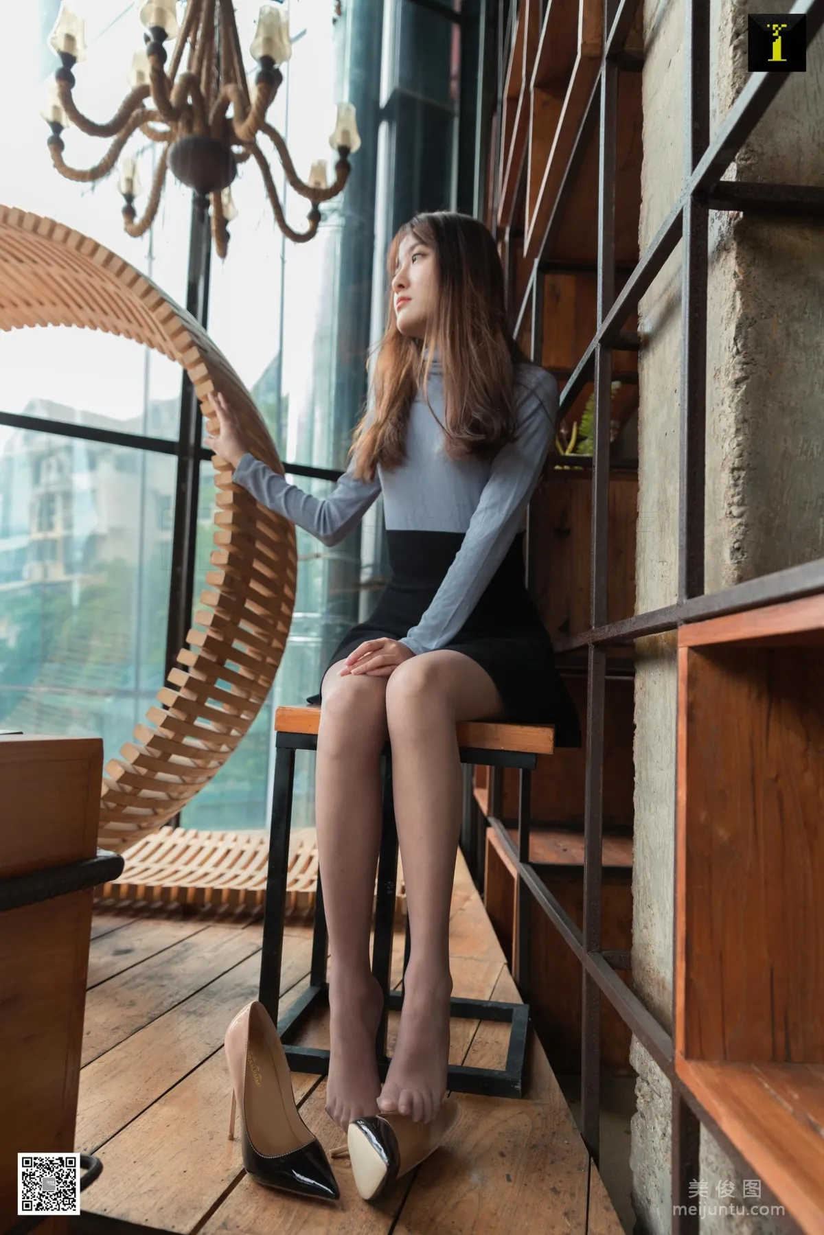 [異思趣向IESS] 模特 婉萍 《撞色漸變高跟》 美腿絲足寫真集 67