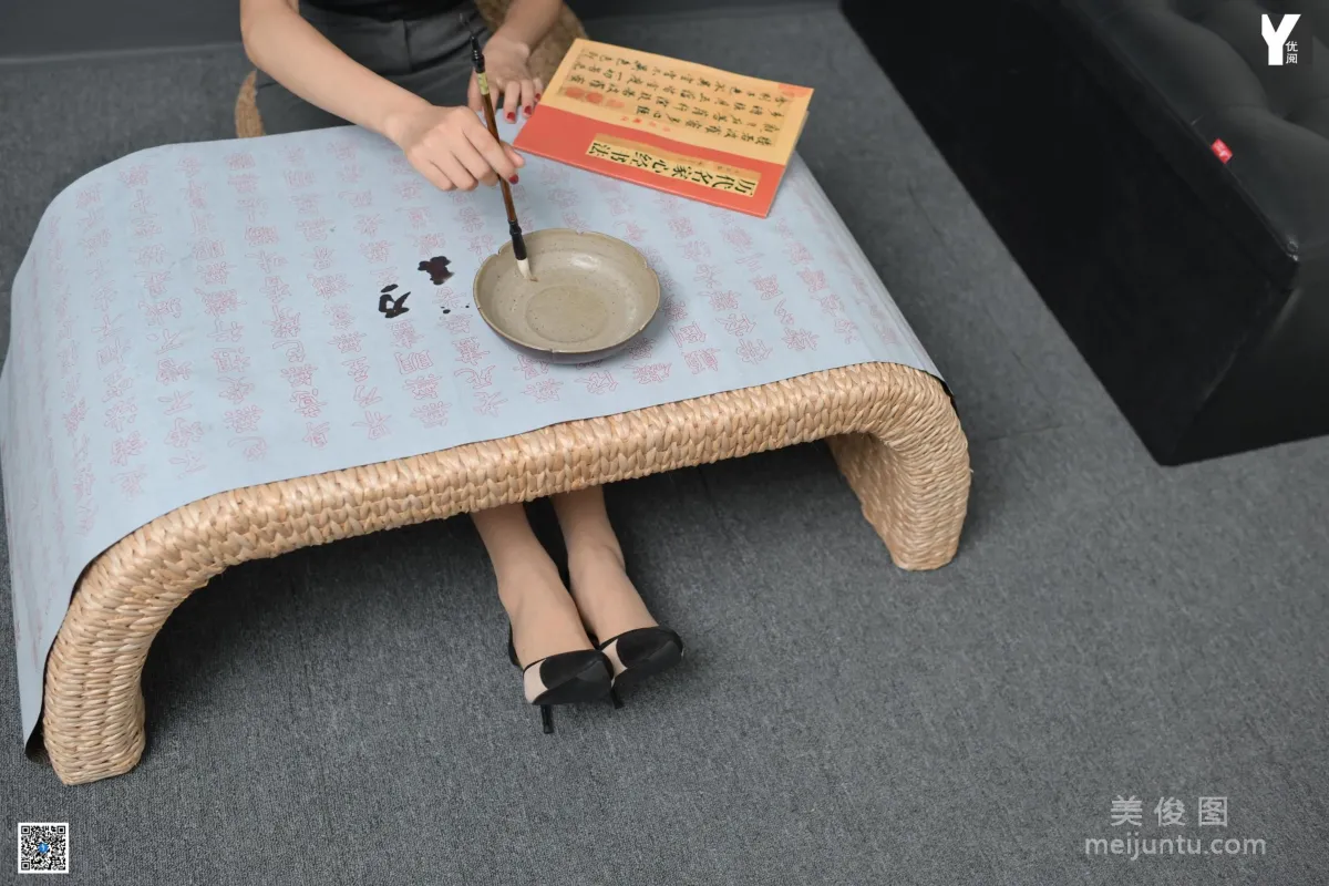 [異思趣向IESS] 模特 小小 《我的書法指導員》 美腿絲足 寫真集 27