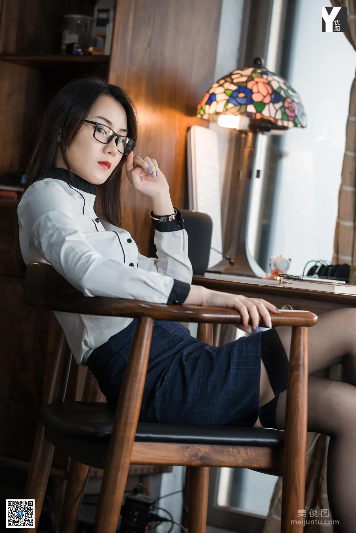 [異思趣向IESS] 模特 小衫 《老師的吊帶襪》 寫真集 23