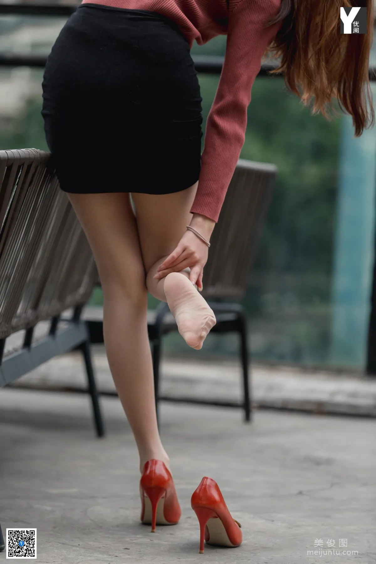 [異思趣向IESS] 模特 婉萍 《探密旋轉樓梯》 美腿絲足寫真集 84