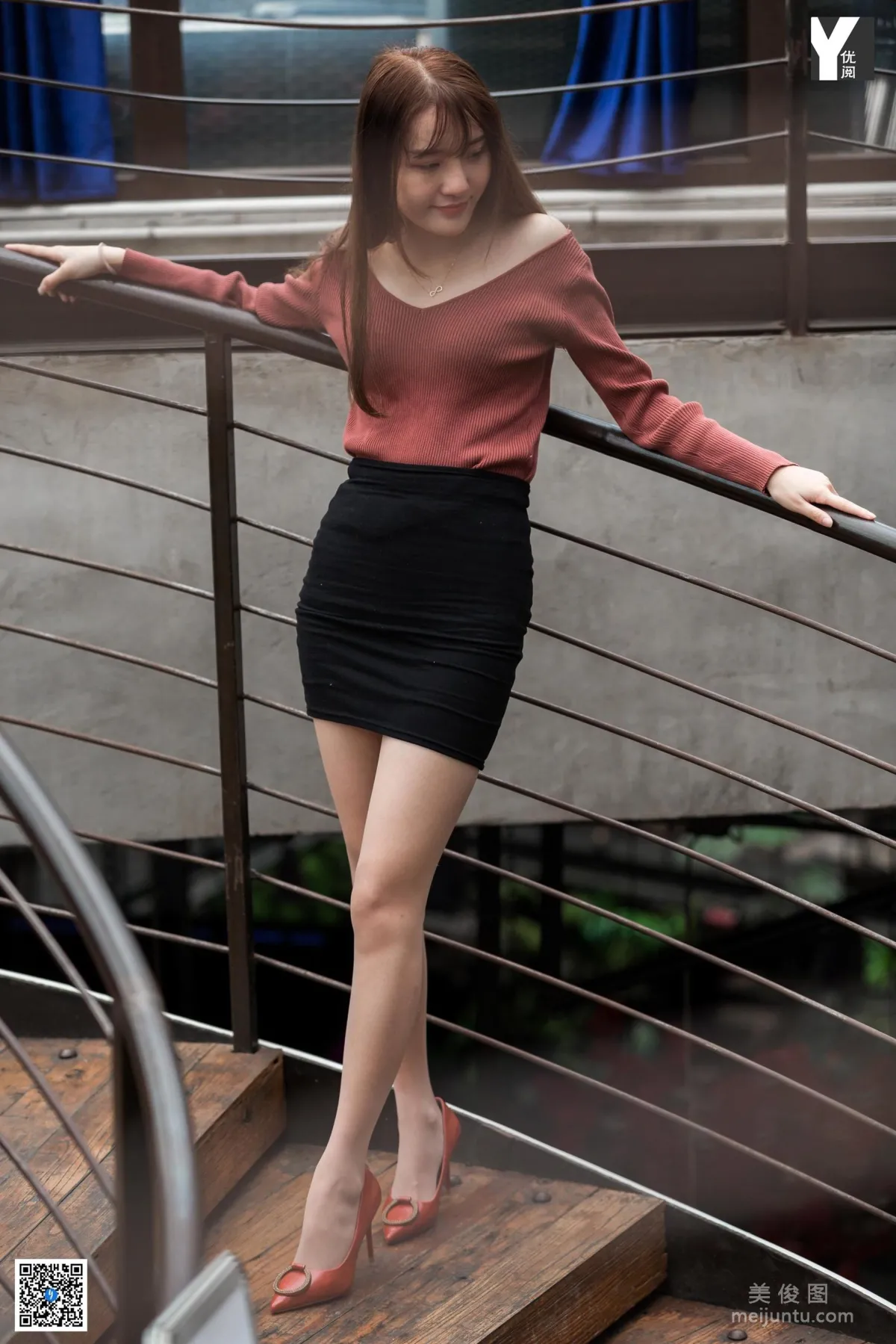 [異思趣向IESS] 模特 婉萍 《探密旋轉樓梯》 美腿絲足寫真集 17