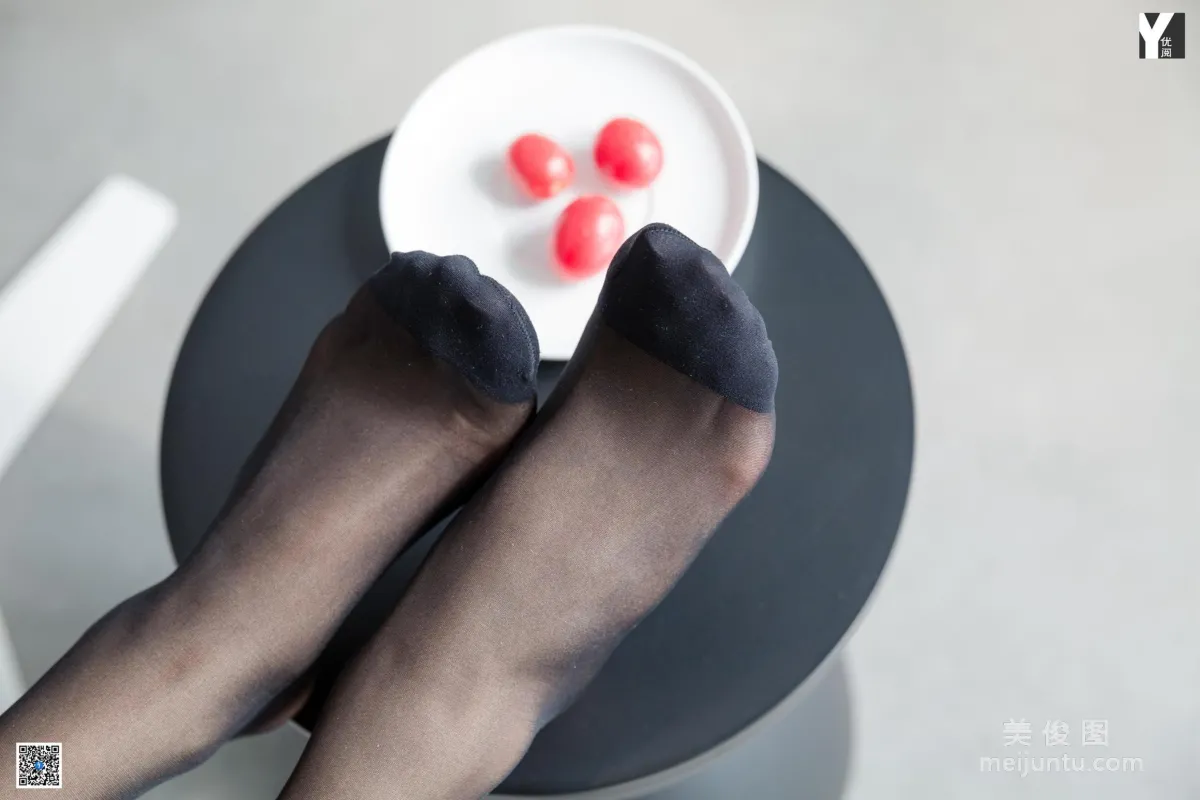 [異思趣向IESS] 模特 小小 《與女神共進晚餐》 美腿絲足寫真集 40