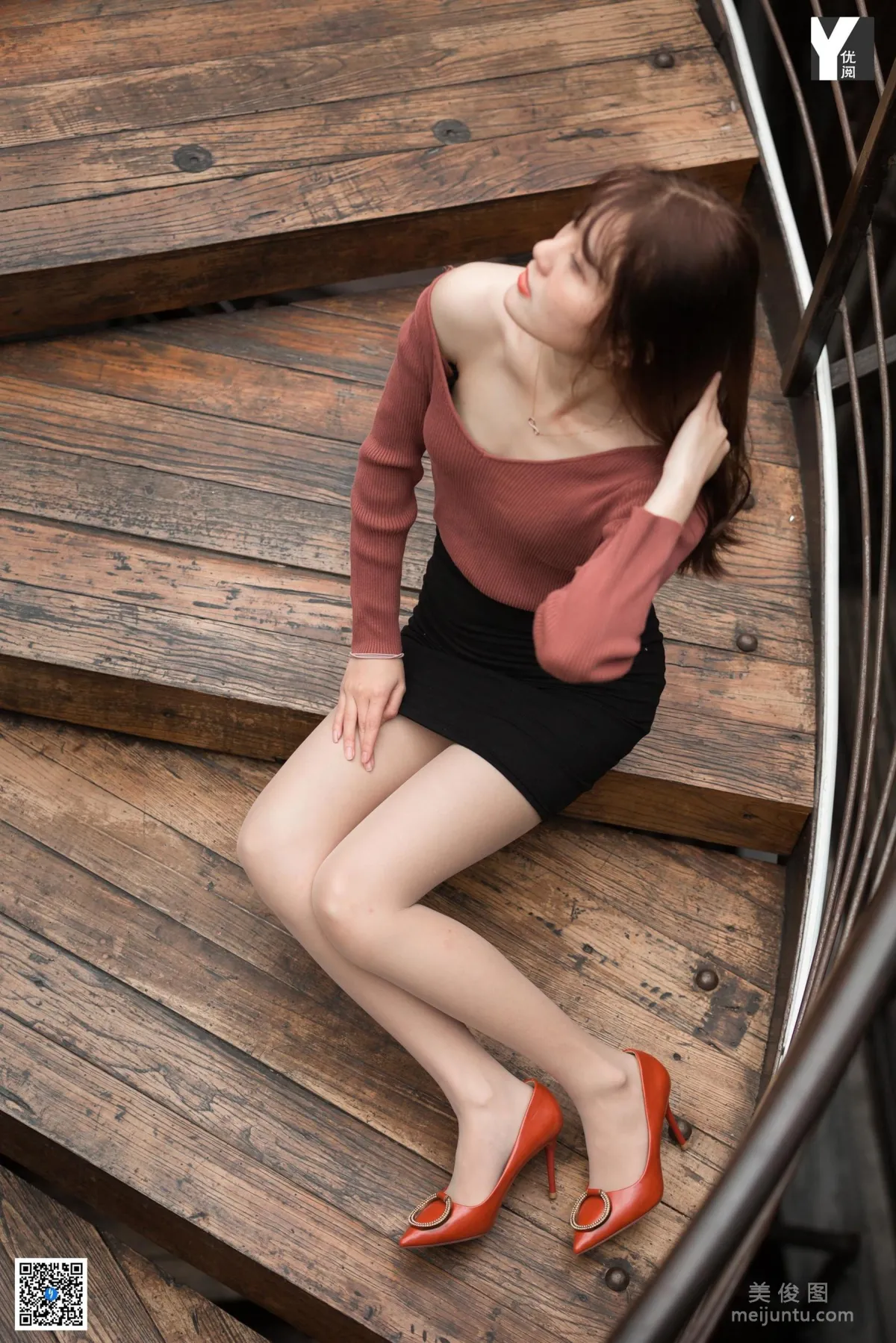 [異思趣向IESS] 模特 婉萍 《探密旋轉樓梯》 美腿絲足寫真集 34