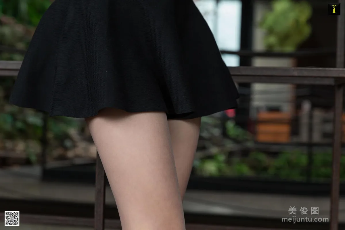 [異思趣向IESS] 模特 婉萍 《撞色漸變高跟》 美腿絲足寫真集 21