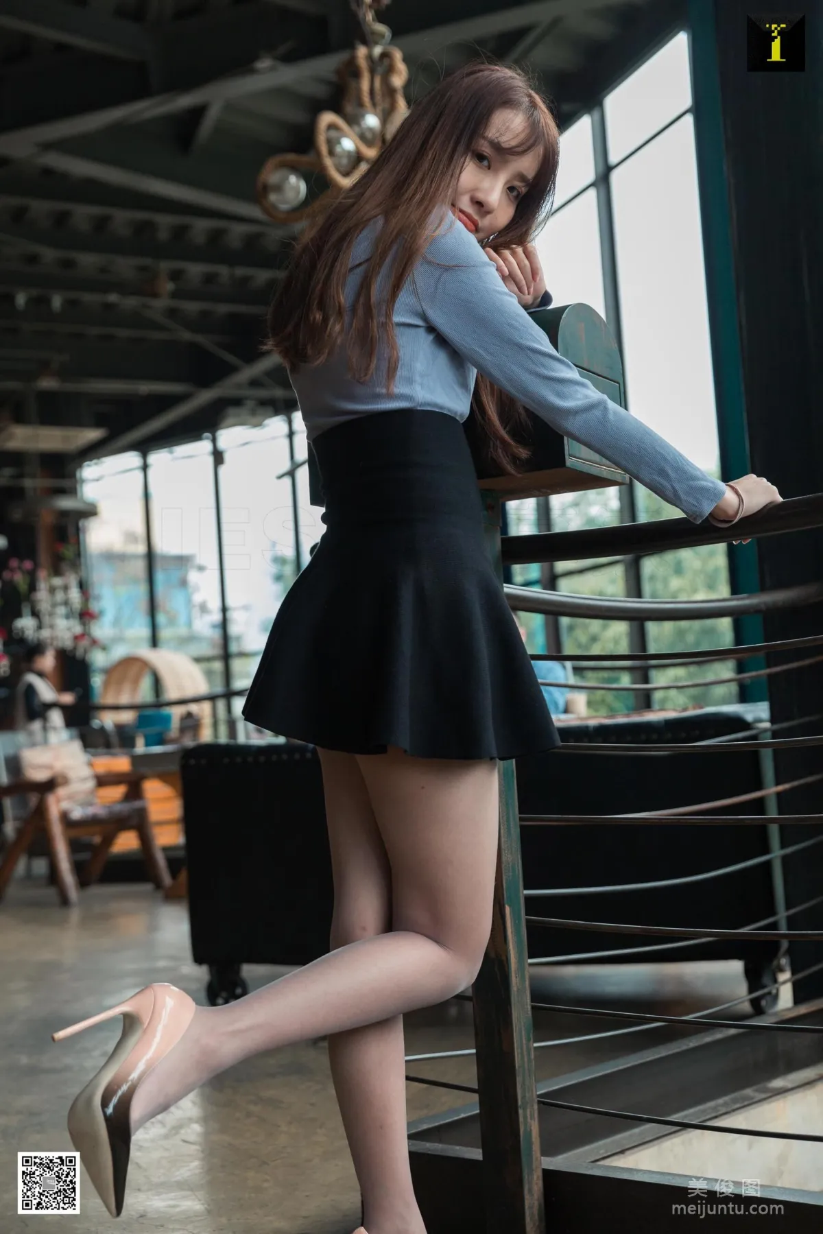 [異思趣向IESS] 模特 婉萍 《撞色漸變高跟》 美腿絲足寫真集 72
