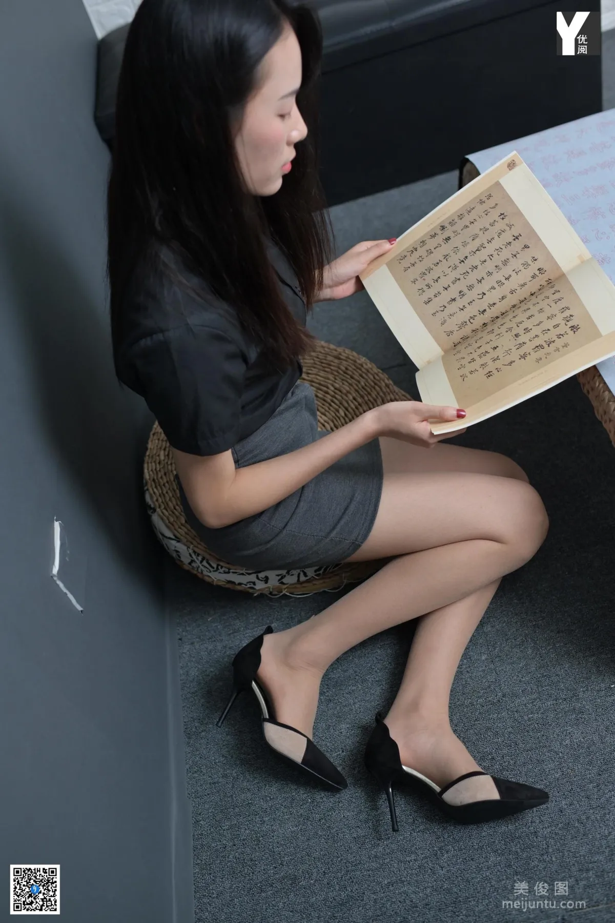 [異思趣向IESS] 模特 小小 《我的書法指導員》 美腿絲足 寫真集 3