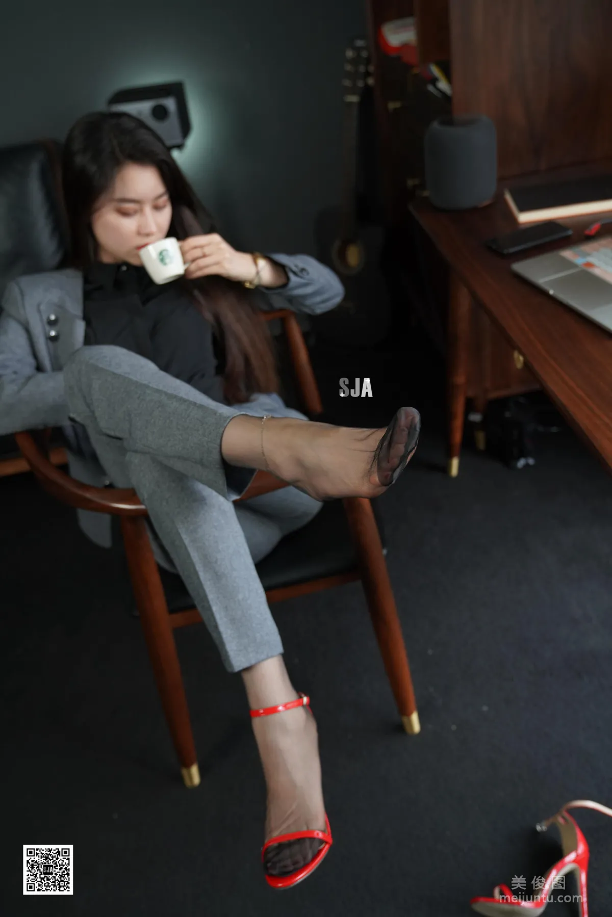 [佳爷SJA] 新刊SJA010 佳爷 《毒》 OL美腿写真48