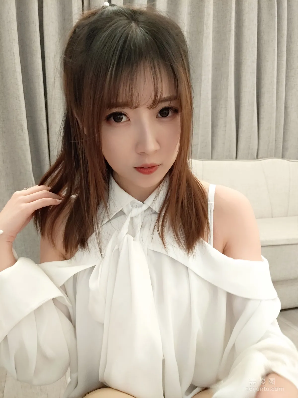 鬥魚主播小女巫露娜 - 條紋提花白襯衣 24
