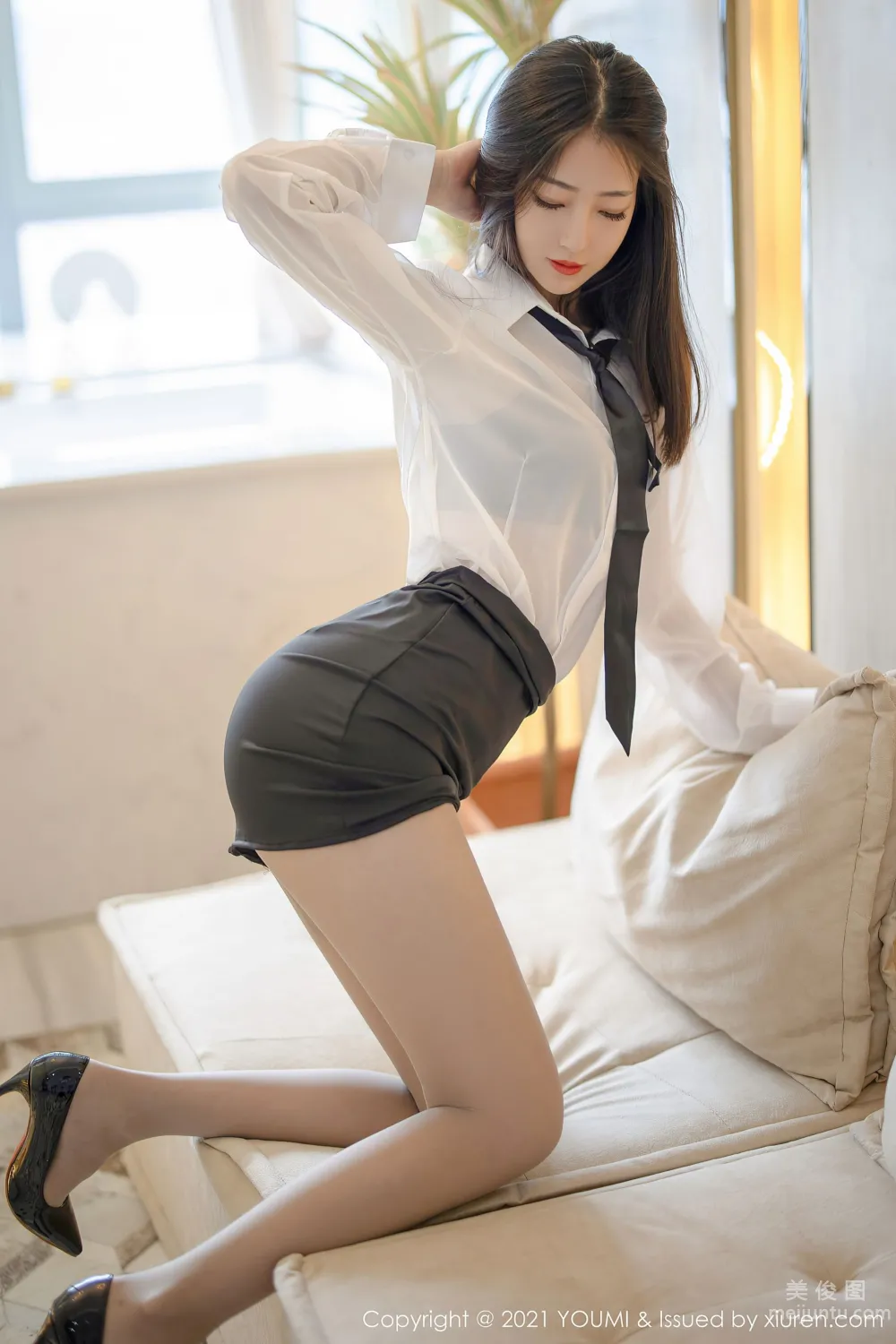 [尤蜜荟YouMi] Vol.669 熊小諾 - 經典的白襯衫黑短裙OL系列 6