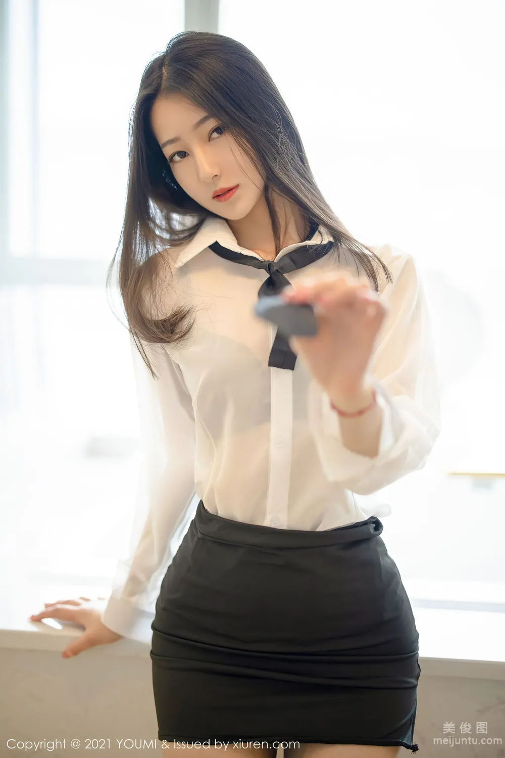 [尤蜜荟YouMi] Vol.669 熊小諾 - 經典的白襯衫黑短裙OL系列 4