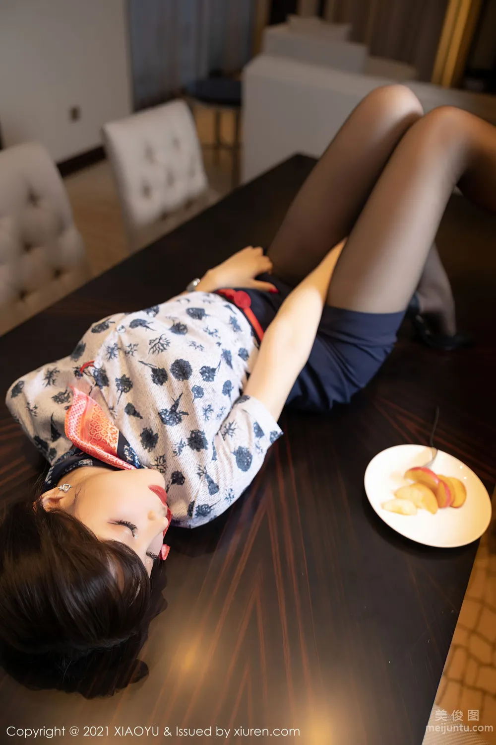 [語畫界XIAOYU] Vol.561 芝芝Booty - 黑絲半透的吊裙與極緻朦胧絲襪 32