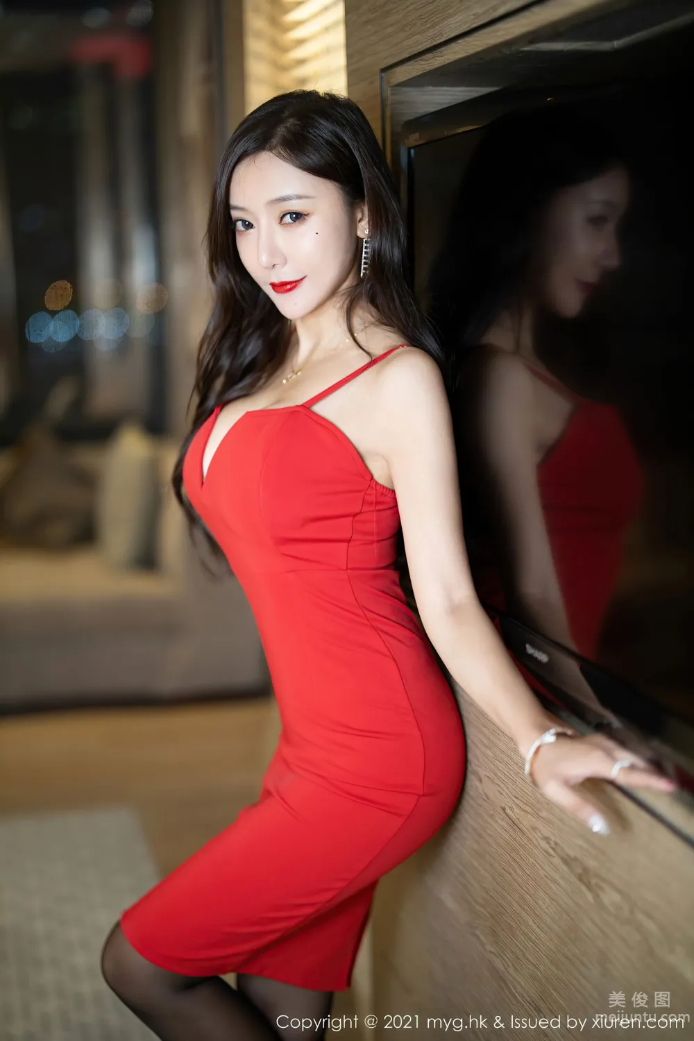 [美媛馆MyGirl] Vol.562 王馨瑶yanni - 一袭猩红吊裙与极致魅惑黑丝3
