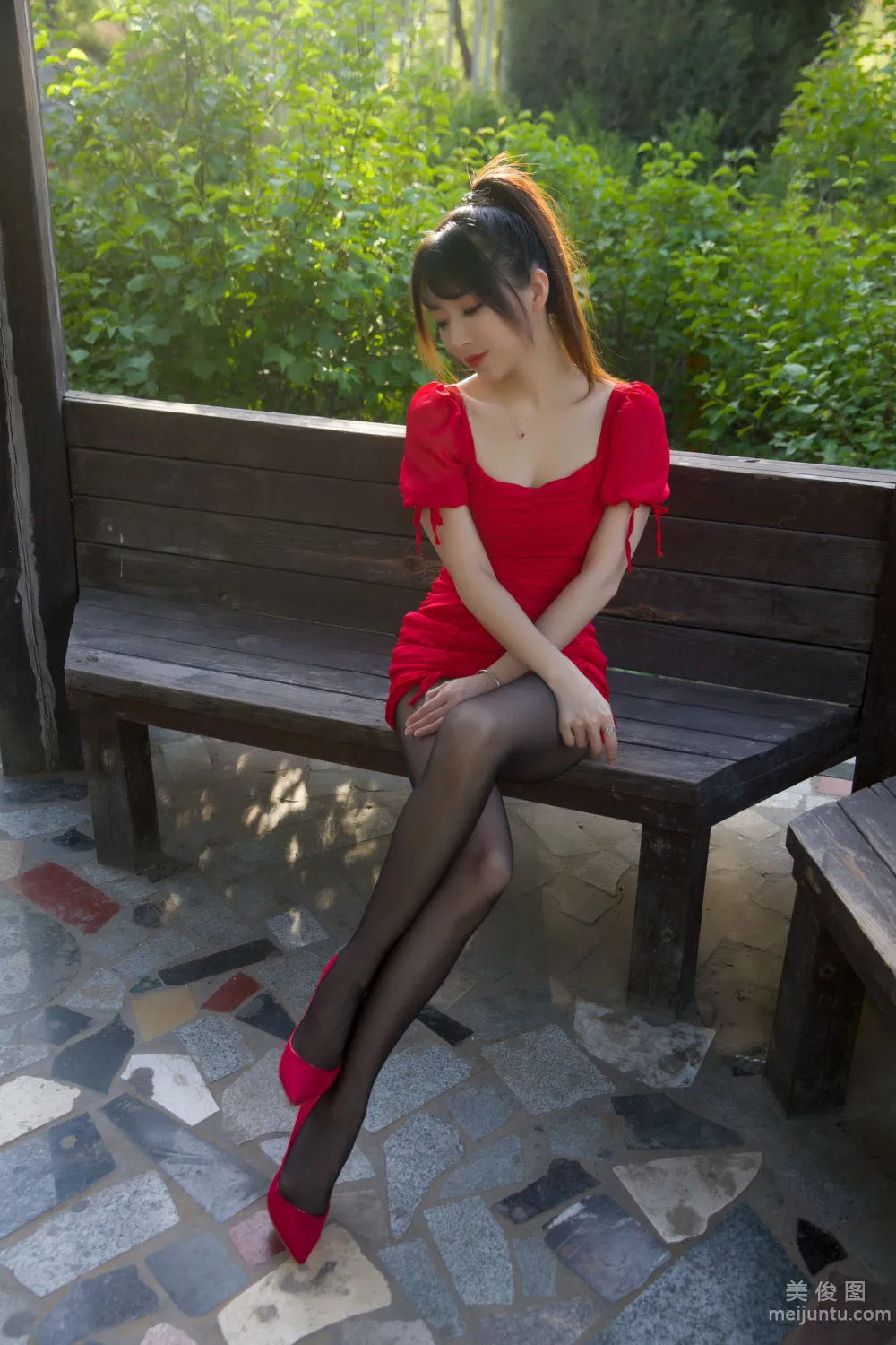 [網紅COSER寫真] 鬥魚主播小女巫露娜 - 戶外小紅裙 套圖 4