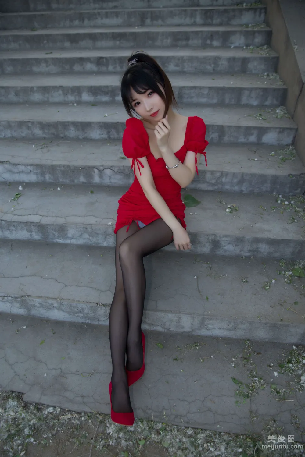 [網紅COSER寫真] 鬥魚主播小女巫露娜 - 戶外小紅裙 套圖 57