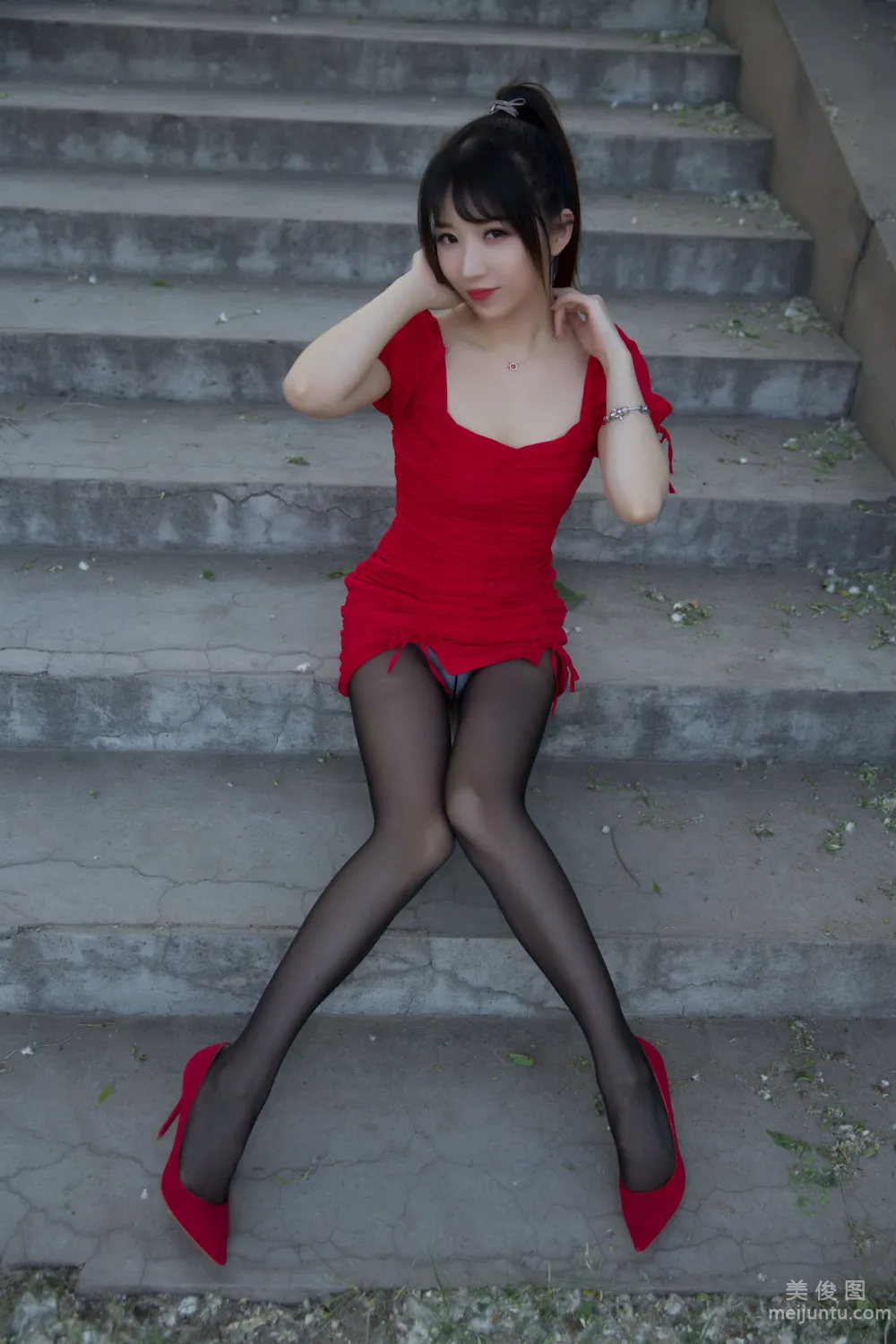 [網紅COSER寫真] 鬥魚主播小女巫露娜 - 戶外小紅裙 套圖 55