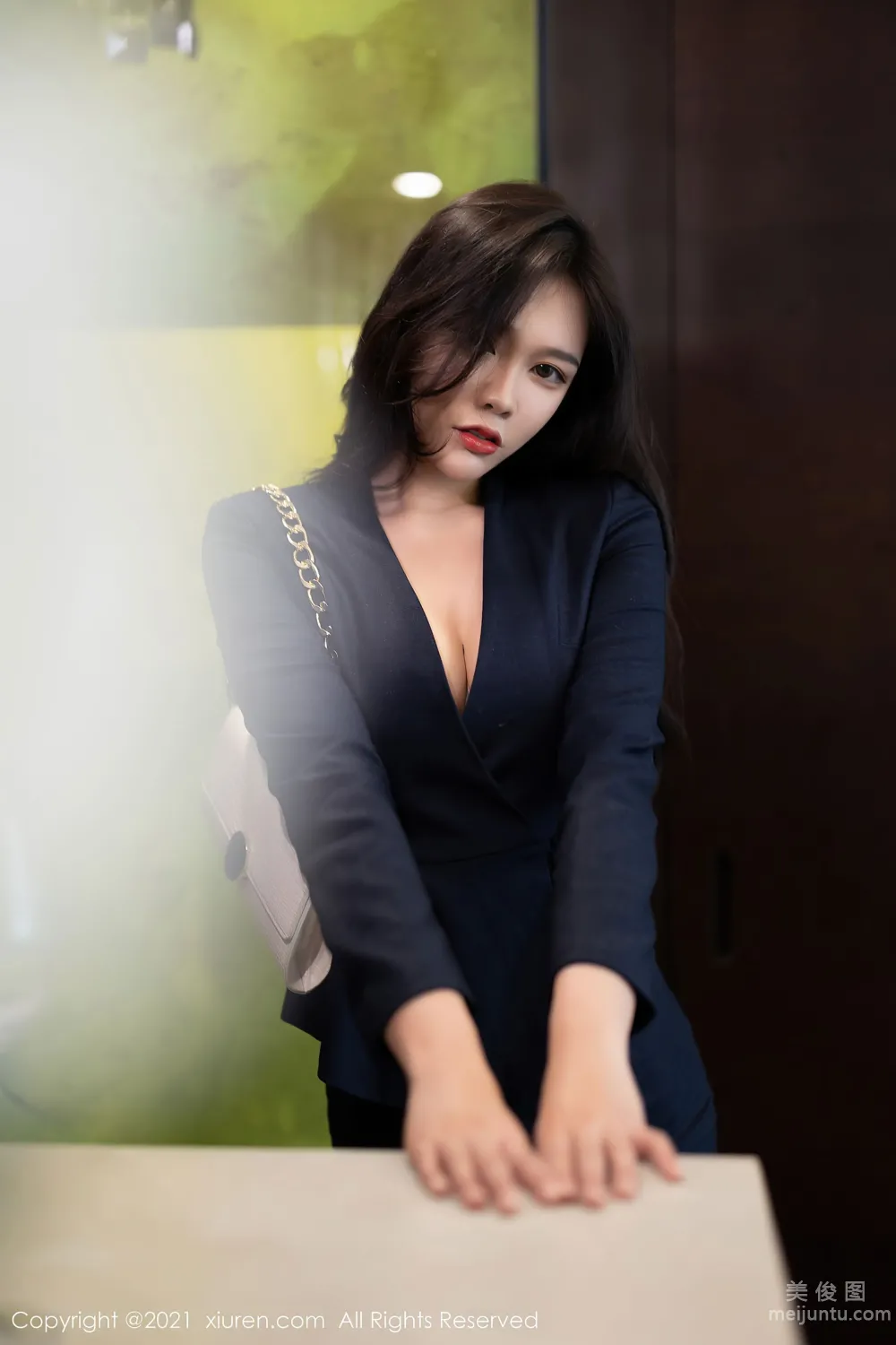 [秀人XiuRen] No.3703 娜比 - 典雅多姿的直爽職業裝 8