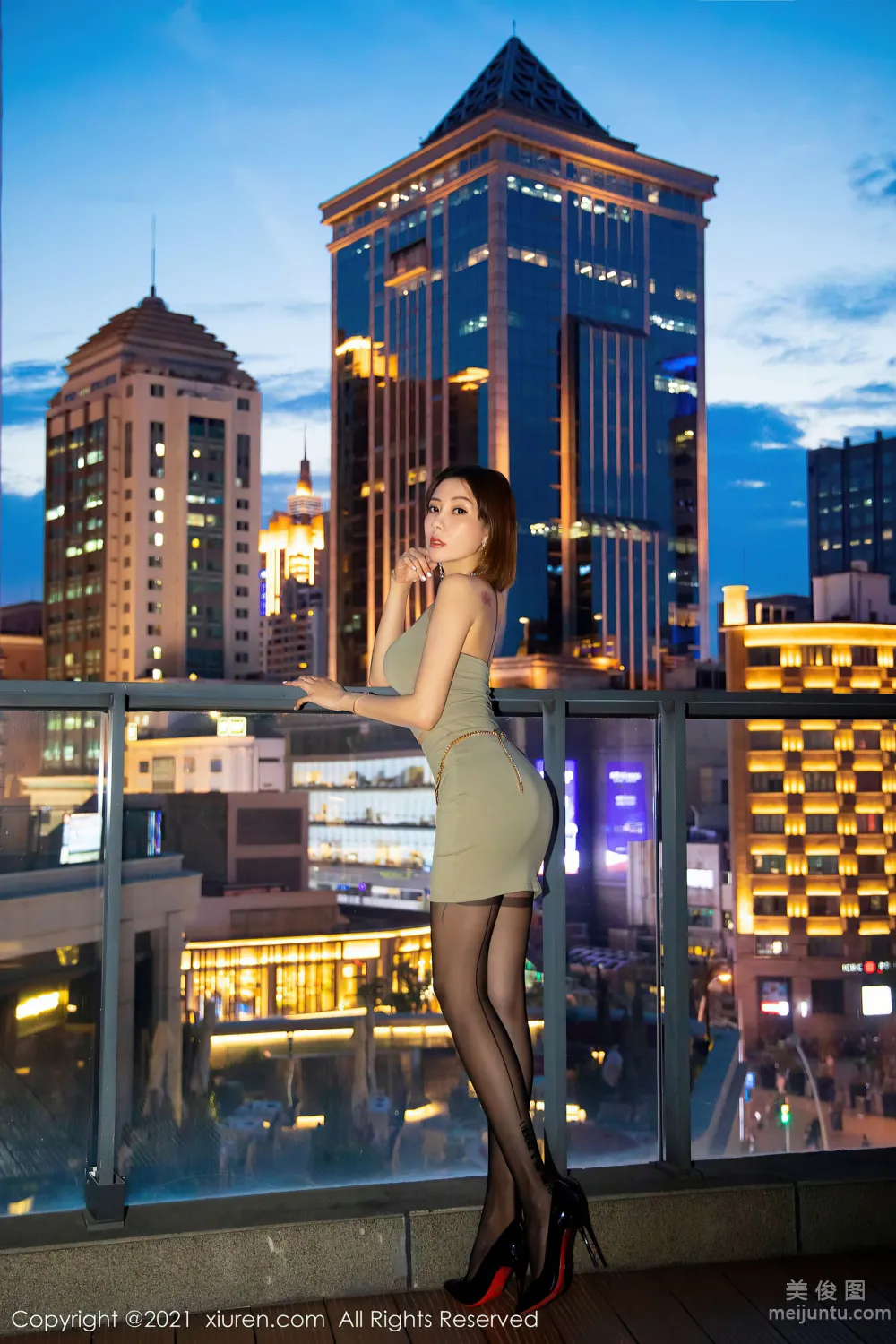 [秀人XiuRen] No.3683 果兒Victoria - 一襲簡約吊裙與夜景外拍 8