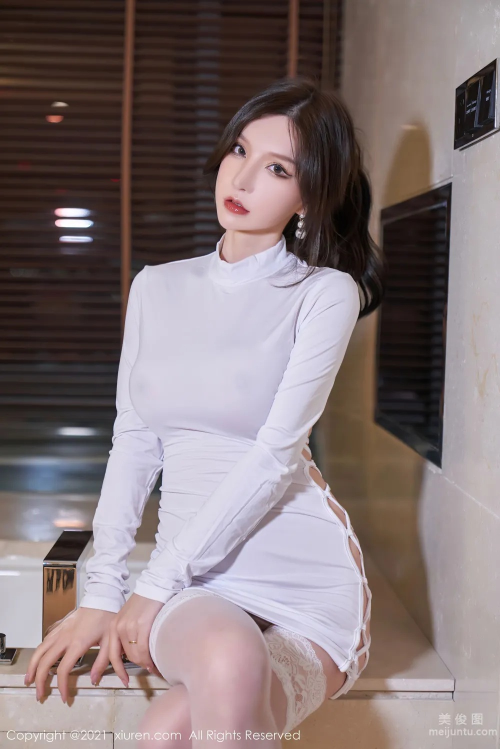 [秀人XiuRen] No.3680 周于希Sandy - 潔白動人的服飾與雷絲襪 20