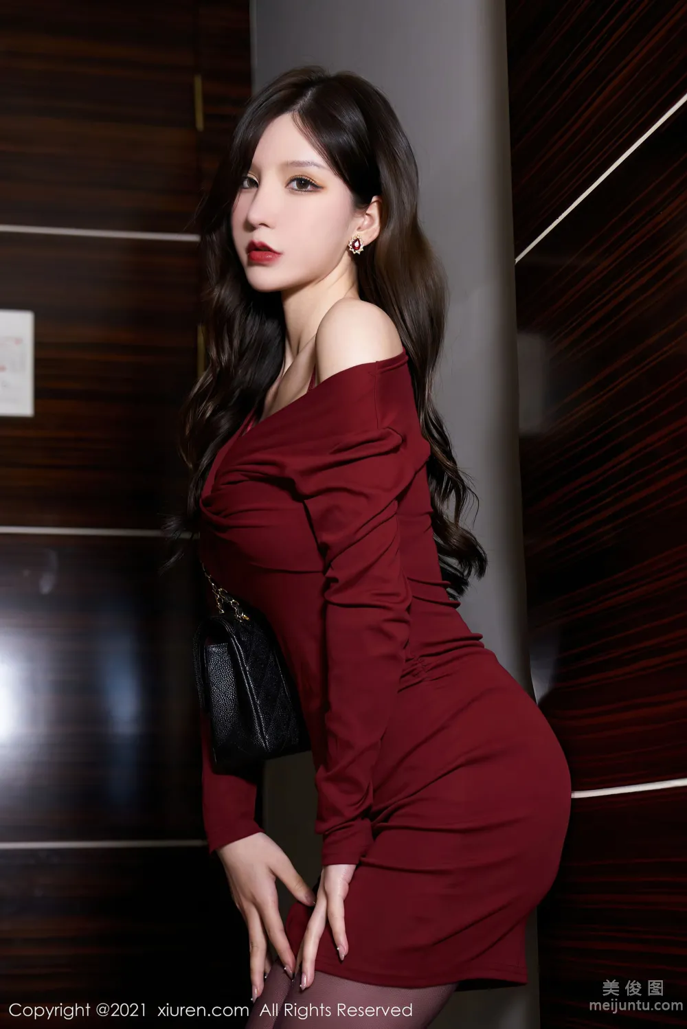 [秀人XiuRen] No.3686 周于希Sandy - 猩紅多姿的服飾 12