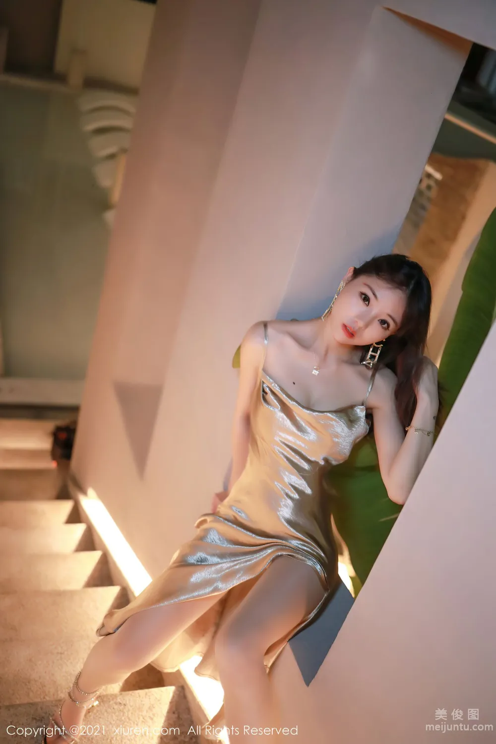 [秀人XiuRen] No.3734 佘貝拉bella - 閃亮金碧的吊裙系列 21