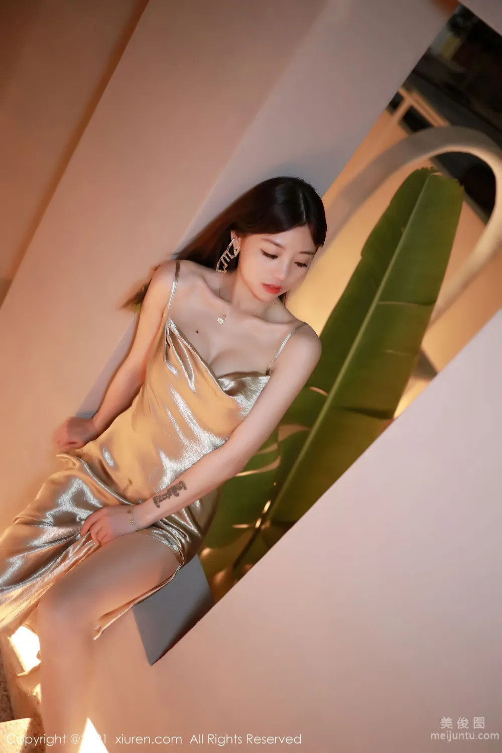 [秀人XiuRen] No.3734 佘貝拉bella - 閃亮金碧的吊裙系列 19