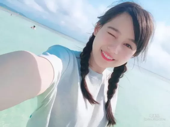 格鬥選手旁的「舉牌女郎」超可愛，冠軍的焦點全被她搶走啦！