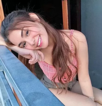 天然美顔混血賓妹《Ivana Alawi》，療癒臉蛋暗藏雪白肉彈吓死你！