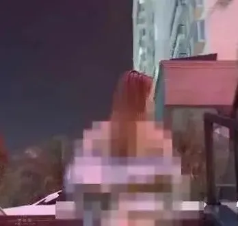 女子半裸在景區拍不雅照