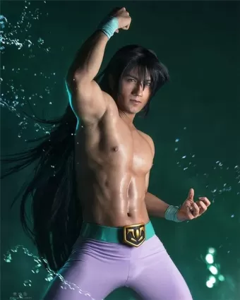 歐美肌肉型男COS聖鬥士星矢紫龍，完美還原廬山升龍霸