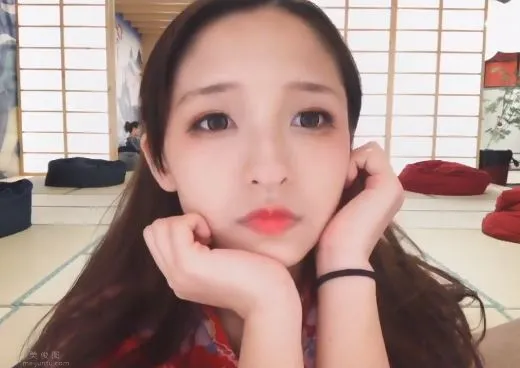 神楽坂真冬是在鬥魚直播的一個二次元萌妹子