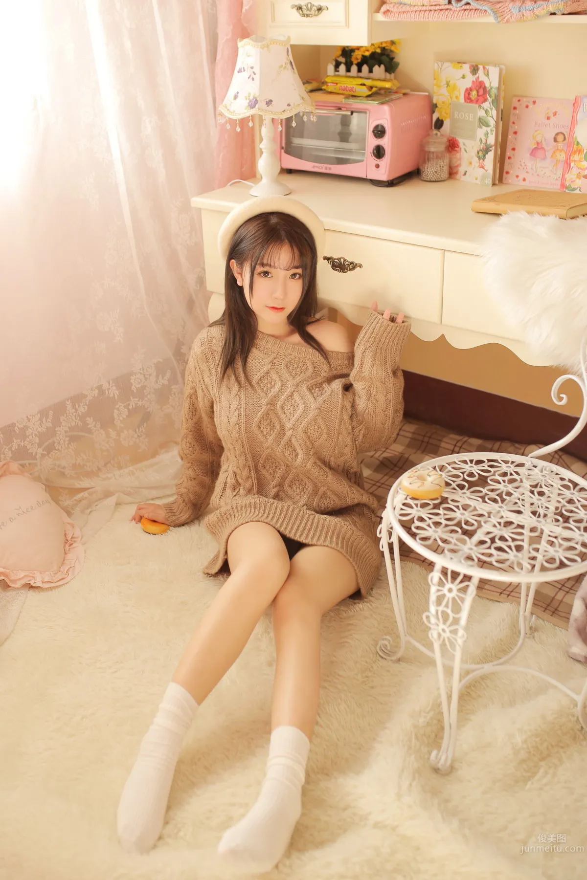 貓九- 熟女風與駝色毛衣 31