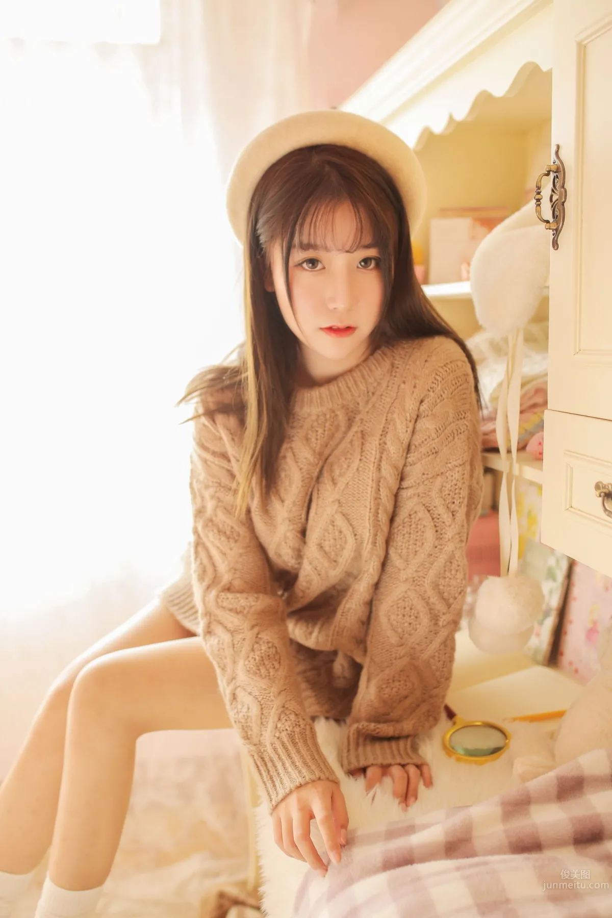 貓九- 熟女風與駝色毛衣 45