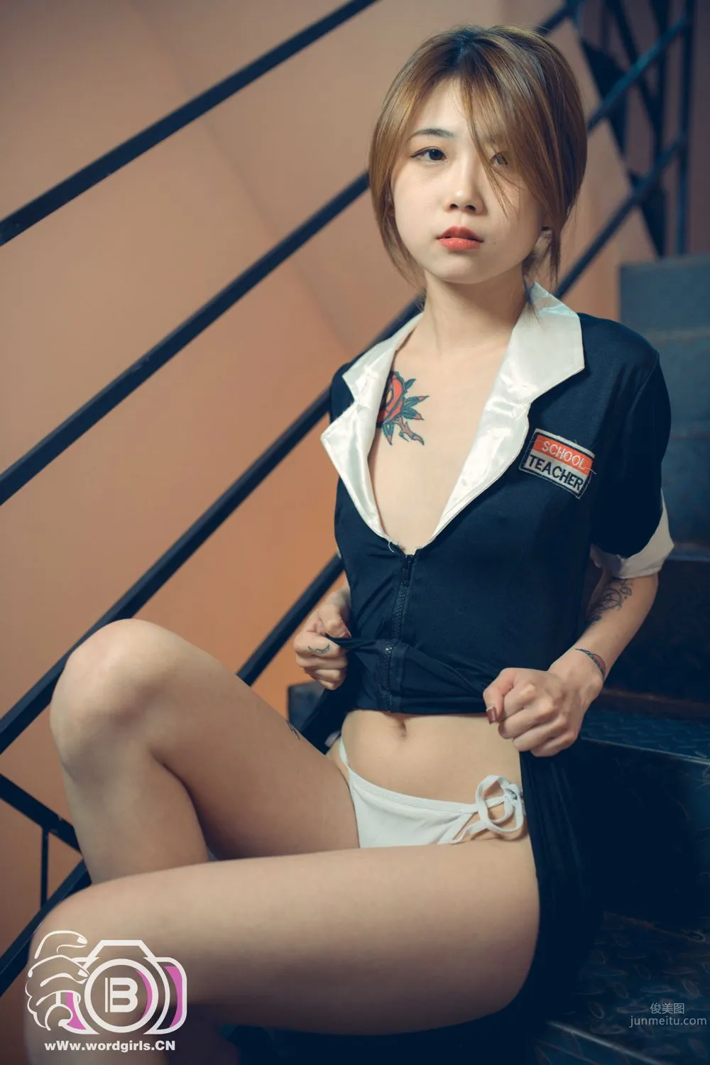 [TouTiao头条女神] 2019-11-22 楼梯间的长腿女秘书 李温柔_3