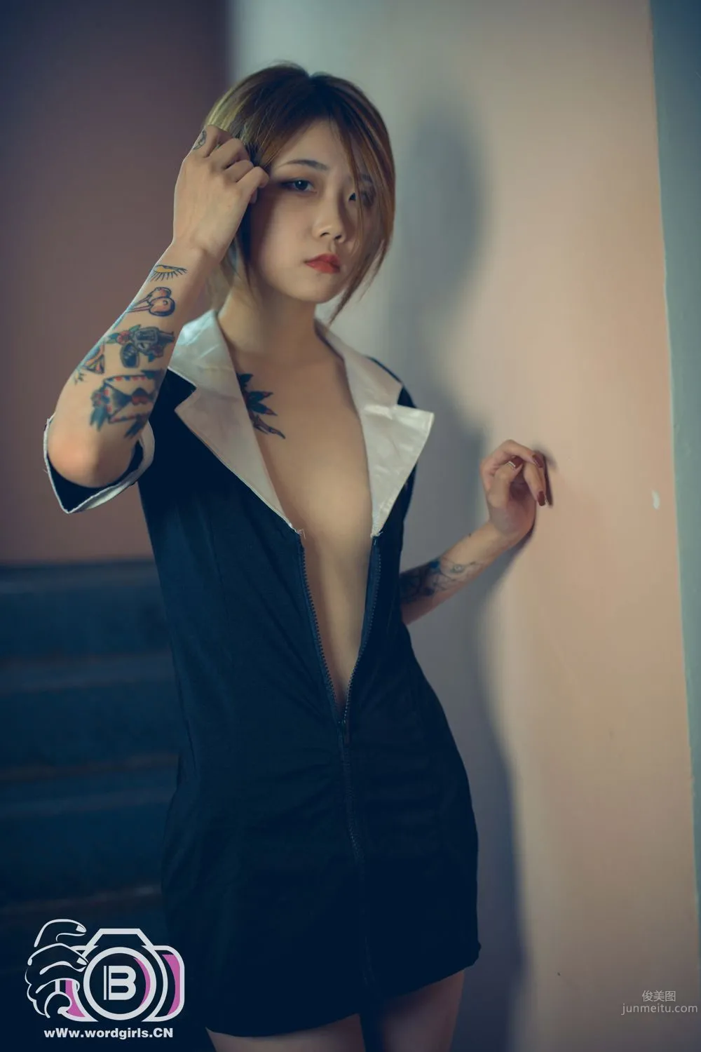 [TouTiao头条女神] 2019-11-22 楼梯间的长腿女秘书 李温柔_0