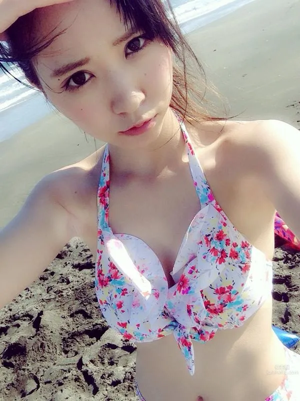 楠ろあ-[甜美天然呆]的制服高校妹 9