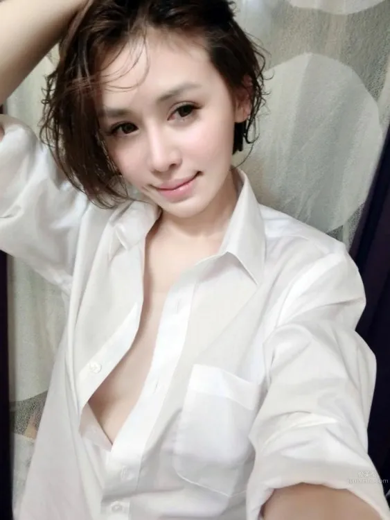 隐私妹(白昕)-穿著男友襯衫中空裸胸大秀半球 3