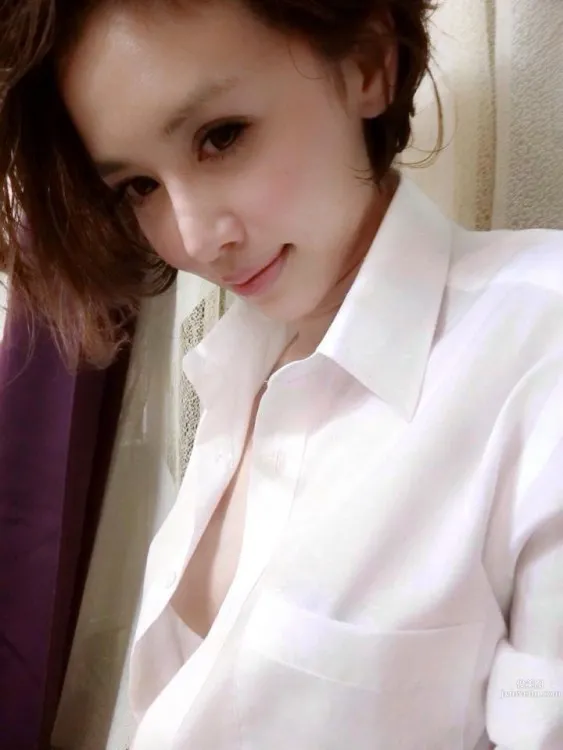 隐私妹(白昕)-穿著男友襯衫中空裸胸大秀半球 4