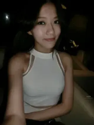 周巧韻-長發飄逸 妩媚朦胧美自拍照
