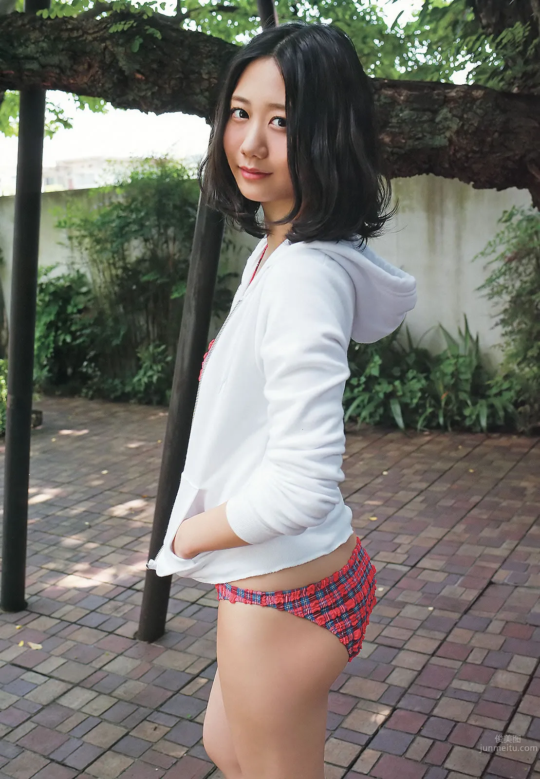 [Young Animal] 2014 No.15 16 橋本環奈 秋山美穂 松井珠理奈 二村春香 竹内舞 古畑奈和 松村香織 35