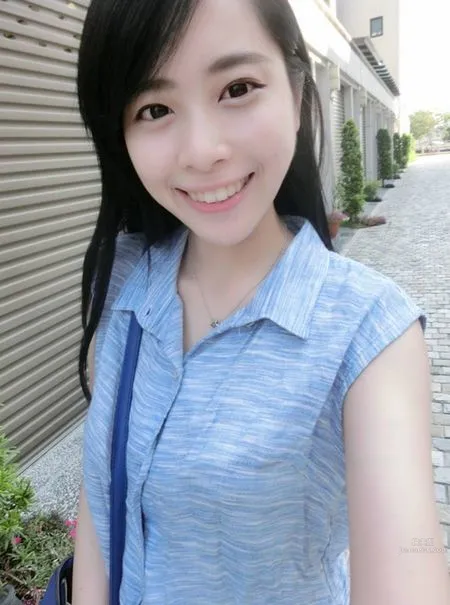 陳容梵- 膚白甜美正妹 1
