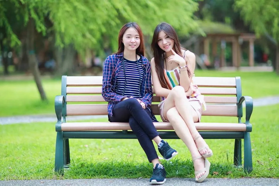 Banbi班比- 迷你短裙大方秀白皙細長美腿 3