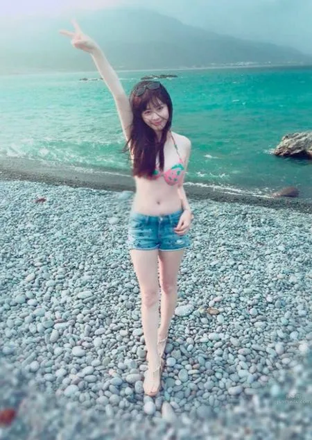 陳容梵- 膚白甜美正妹 8