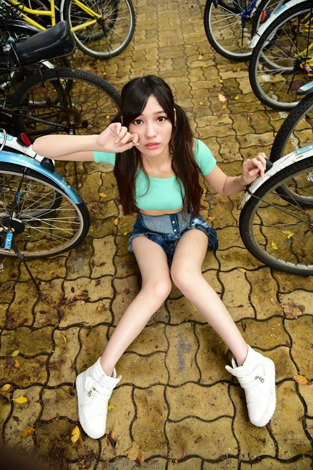 Banbi班比- 迷你短裙大方秀白皙細長美腿 30
