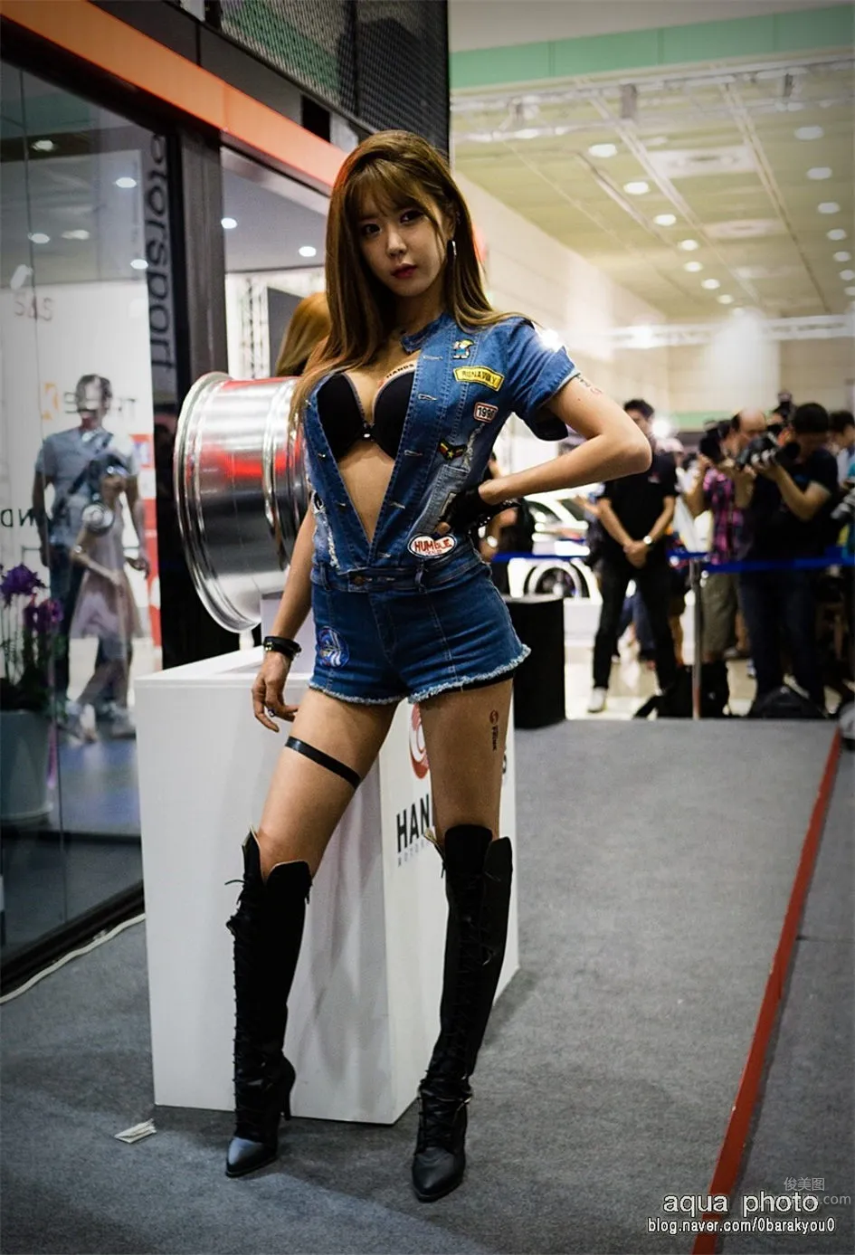 韓國人氣車模許允美展場制服寫真圖片 1