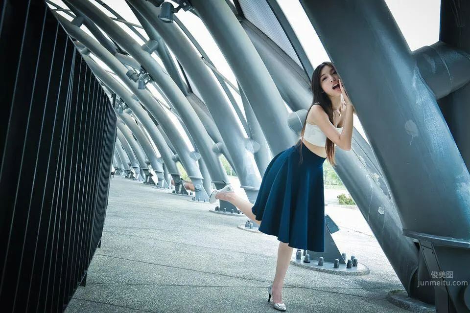 Banbi班比- 迷你短裙大方秀白皙細長美腿 4