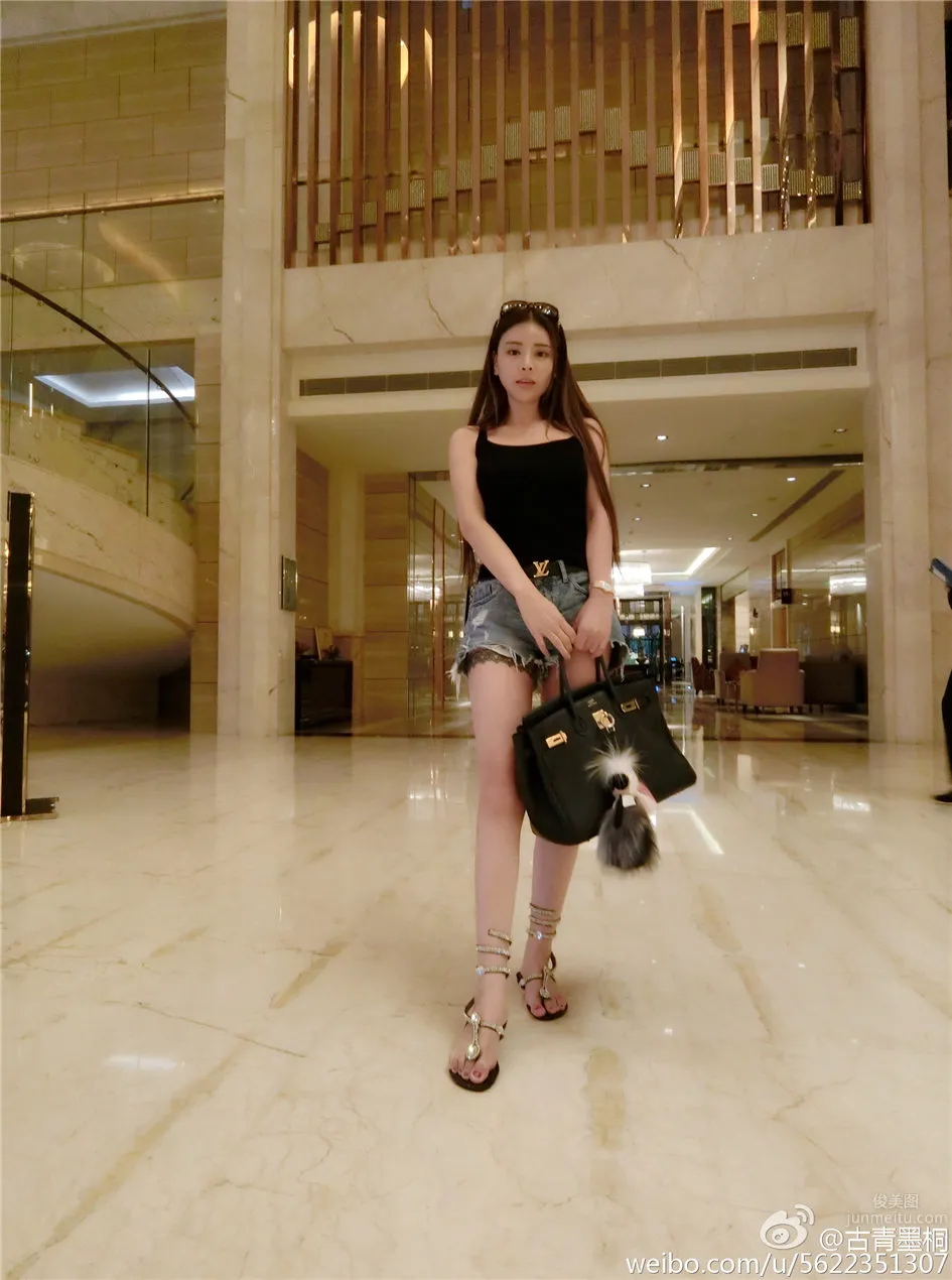 蘇夏妞妞- 性感美女微博工作自拍圖集 17